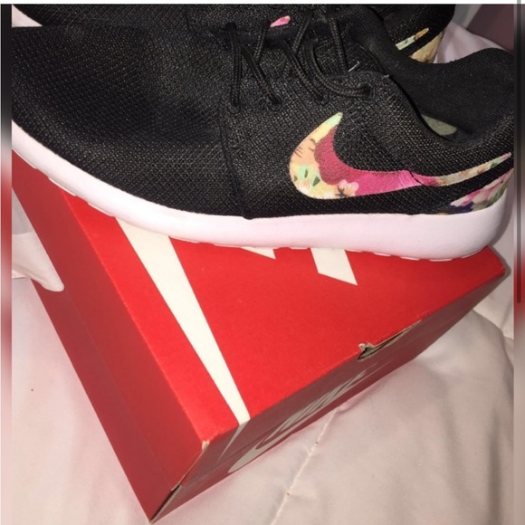 Nike shoes - Picture 2 of 4